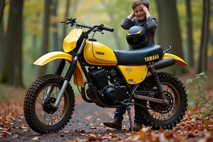 Yamaha DT 50 jaune sur un sentier forestier boueux avec un jeune pilote retirant son casque